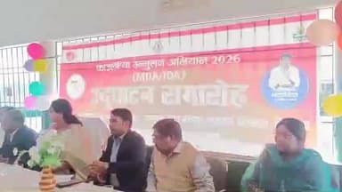 सिमडेगा: कस्तूरबा गांधी स्कूल में डीसी ने दवा खाकर फाइलेरिया उन्मूलन अभियान की शुरुआत की