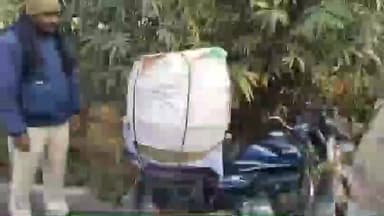 गायघाट: बेरुआ पीडब्ल्यूडी सड़क पर पुलिस ने 88 लीटर विदेशी शराब से लदी बाइक जब्त की, तस्कर फरार