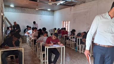 हिंगोली: आजपासून जिल्ह्यात बारावीचे पेपर सुरू जिल्हा अधिकारी राहुल गुप्ता यांनी लिंबाळा मक्ता येथील सेंटरला दिली भेट