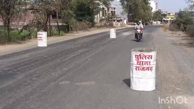 सरदारपुर: कंजरोटा में सड़क हादसों को रोकने के लिए पुलिस ने ड्रम से 2 स्थानो पर बनाया जिगजैग, हादसे में बुजुर्ग की हुई थी मौत