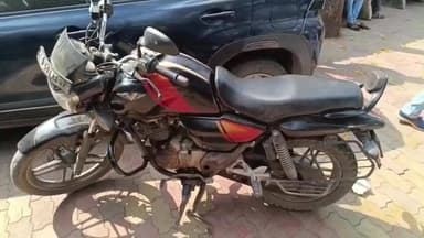 વલસાડ: રૂરલ પોલીસે સુગર બ્રિજ પારનેરા પારડી પાસેથી મોટરસાયકલની પેટ્રોલની ટાંકીમાં ચોર ખાના બનાવી લઈ જવાતો દારૂ ઝડપાયો