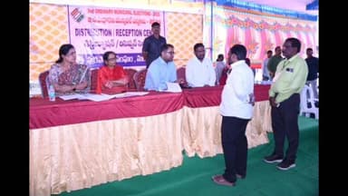 మంథని: మంథని ప్రభుత్వ జూనియర్ కళాశాలలో ఎన్నికల డిస్ట్రిబ్యూషన్ సెంటర్ ను సందర్శించిన జిల్లా కలెక్టర్ కోయశ్రీ హర్ష