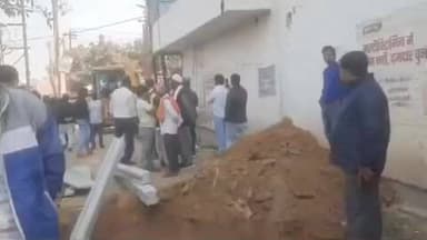 हाथरस: आगरा रोड पर प्रेमरघु हॉस्पिटल जाने वाले रास्ते पर कुछ लोगों ने जेसीबी मशीन से खोदा गड्डा, एम्बुलेंस मरीज लेकर फसी रही