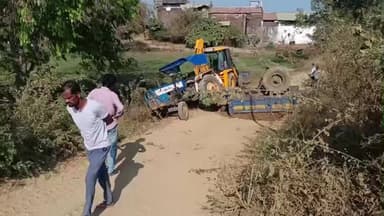 कटंगी: अंडरब्रिज के रास्ते में पलटी ट्रैक्टर ट्रॉली, आवागमन बाधित, कोई जनहानि नहीं