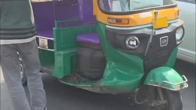 વડોદરા: રોડ ક્રોસ કરી રહેલી રિક્ષાને કારે મારી જોરદાર ટક્કર,બંનેને નુકસાન થતા વાક યુદ્ધ થયુ