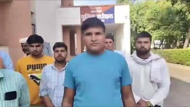 करौली: करसाई निवासी युवक ने मारपीट के आरोपियों को गिरफ्तार करने की मांग जिला कलेक्टर और एसपी को सौंपा ज्ञापन