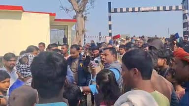 महनार: रेलवे गुमटी बंद करने के फैसले पर भड़के ग्रामीण, जेसीबी कार्रवाई का किया विरोध