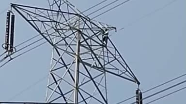 खंडवा: जमीन विवाद में किसान 6 घंटे से टावर पर, प्रशासन नीचे उतारने में जुटा