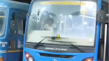 भोकरदन: बस स्थानकावर विवस्त्र होत महिलेने केली बसेसची तोडफोड