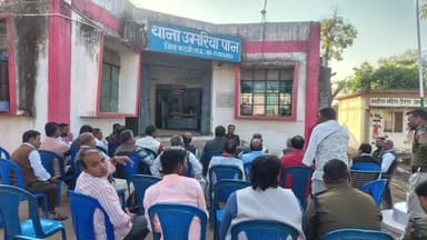 ढीमरखेड़ा: उमरियापान थाना परिसर में यातायात व सुरक्षा पर जनप्रतिनिधि व पत्रकारों की बैठक