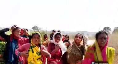 लखनादौन: ग्राम पायली के ग्रामीणों ने सुनवारा गणेशगंज मार्ग को किया अवरुद्ध, बीते 4 माह से पानी नहीं मिलने से हैं आक्रोशित