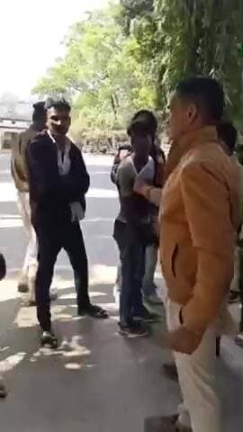 आरा: आदित्या इन होटल के समीप से बाइक चोरी कर भाग रहे चोर को युवकों ने एसपी ऑफिस के पास पकड़ा