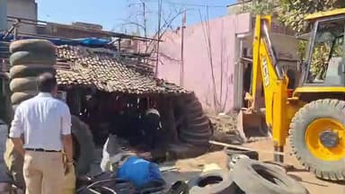 सिमडेगा: अंचल अधिकारी ने डीसी के निर्देश पर नीचे बाजार में सरकारी भूमि से अवैध कब्जा हटाया