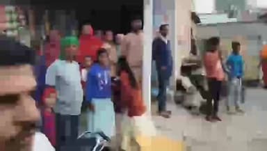 रोसड़ा: मर्रा गांव में 11000 विद्युत तार टूटने से टला बड़ा हादसा, आक्रोशित लोगों ने किया सड़क जाम