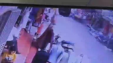 चिड़ावा: चिड़ावा शहर के मुख्य बाजार में कार के नीचे आने से बाल-बाल बचा मासूम, अटक गई सांसे