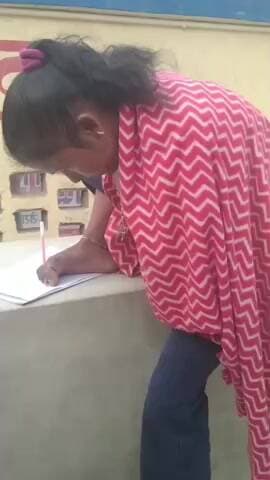 समस्तीपुर: यू आर कॉलेज की इंटर की छात्रा का पैर से लिखने का वीडियो वायरल