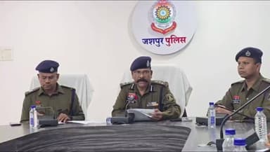 जशपुर: जशपुर पुलिस ने तुरीटोंगरी में अधजली लाश हत्याकांड का किया खुलासा, पत्नी सहित चार आरोपी गिरफ्तार