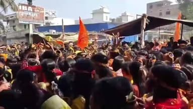 पचरुखी: पपौर शिव मंदिर में श्री श्री 108 रूद्र महायज्ञ के लिए निकाली गई भव्य कलश यात्रा