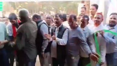 सिमडेगा: नगर परिषद अध्यक्ष पद के प्रत्याशी अनिल तिर्की का झूलन सिंह चौक में चुनावी कार्यालय खुला