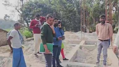 सिमरी बख्तियारपुर: महारस पंचायत सरकार भवन निर्माण में अनियमितता, घटिया सामग्री के उपयोग का आरोप, जांच करने पहुंचे अधिकारी
