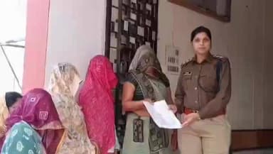 मंदसौर: घर में घुसकर महिलाओं से दुर्व्यवहार, कार्रवाई की मांग लेकर SP ऑफिस पहुंचे ग्रामीण