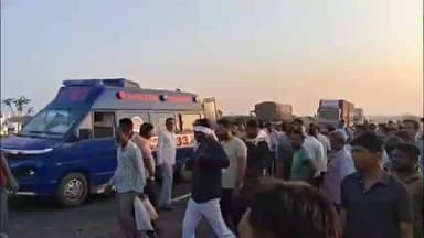 यवतमाळ: चार चाकी व दुचाकीचा भीषण अपघात चार गंभीर जखमी वडकी येथील घटना