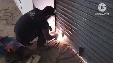 आदित्यपुर गम्हरिया: गम्हरिया प्रखंड: BCO ड्राइवर के इशारे पर अनाज गोदाम में वेल्डिंग करवा रहा था, पत्रकारों के पहुंचने पर रोका