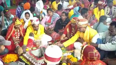 जशपुर: जशपुर में 48 जोड़े वैदिक रीति-रिवाज के साथ परिणय सूत्र में बंधे, CM ने राजधानी से वर्चुअल माध्यम से दी आशीर्वाद