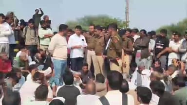 झुंझुनू: झुंझुनूं जिले में टोलबुथ पर हुए हादसे का मामला, मुआवजे पर सहमति के बाद खुला सीकर-लोहारू हाईवे