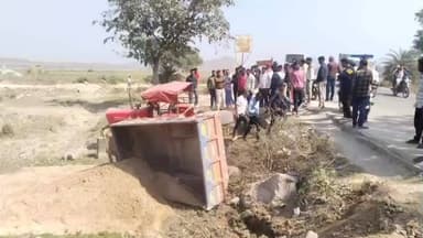 मानपुर: अनियंत्रित बालू लदे ट्रैक्टर ने रेलवे फाटक तोड़ा, ट्रैक्टर पलटने से मचा हड़कंप