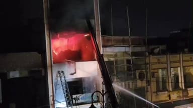 ગોધરા: પાંજરાપોળ વિસ્તારમાં દુકામાં લાગેલી આગ ઊપર સતત 5 ક્લાક ઉપરાંતના સમય થી કાબુ મેળવવા પ્રયાસ થઇ રહ્યા છે