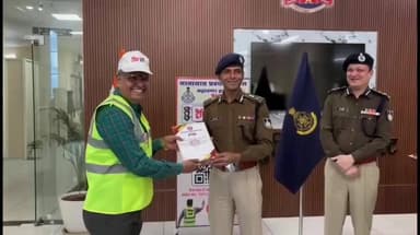 इंदौर: 4 ट्रैफिक प्रहरियों को पुलिस कमिश्नर इंदौर ने किया सम्मानित, बेहतर यातायात प्रबंधन में दिया था सराहनीय योगदान
