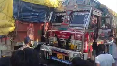 बक्स्वाहा: बक्सवाहा में दो ट्रकों की आमने-सामने टक्कर, घंटों तक यातायात ठप रहा