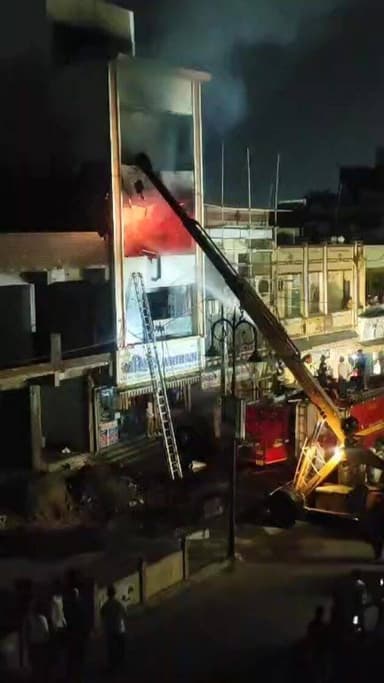 ગોધરામાં અરિહંત કપડાની દુકાનમાં છેલ્લા 4 કલાક થી લાગેલી આગ હજી સુધીની ચાલુ.....
#panchmahalsamachar #godhra #news #