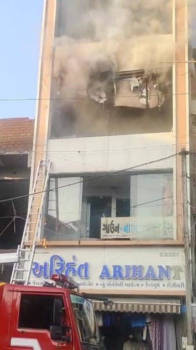 ગોધરામાં અરિહંત કપડાં ની દુકાન માં લાગી આગ
#godhra #panchmahalsamachar