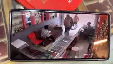 મુન્દ્રા: મુન્દ્રામાં ધોળેદહાડે જ્વેલરી શોપમાં ધાડ પાડવાનો પ્રયાસ અને ફાયરિંગના લાઈવ દ્રશ્યો CCTV વાયરલ