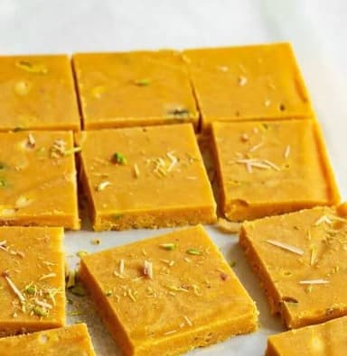 मुरैना जिले के दो बड़े नेताओं के घर पर यह मिठाइयां बंटती है
बताइए दोनों बड़े नेताओं के नाम