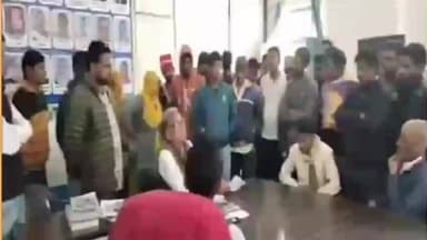 हनुमानगढ़: पक्का सहारना सरकारी स्कूल में छात्रों ने एक छात्र से की मारपीट, छात्र गंभीर घायल, ग्रामीणों ने स्कूल में किया हंगामा