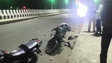 बीना: गांधी वार्ड में ओवर ब्रिज पर दर्दनाक हादसा, अज्ञात वाहन की टक्कर से बाइक सवार युवक की मौत, दो घायल