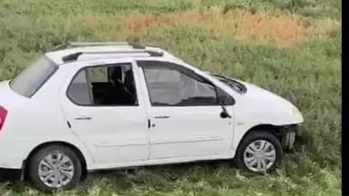 बरेली: बरेली में खरगोन के पास नेशनल हाईवे पर कार खेत में गिरी, सभी यात्री सुरक्षित