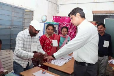 కామారెడ్డి: 18వ వార్డులో ఓటుహక్కును వినియోగించుకున్న జిల్లాకలెక్టర్ ఆశిష్ సాంగ్వాన్,ఓటర్లు తమ ఓటుహక్కును నిర్భయంగా వినియోగించుకోవాలి