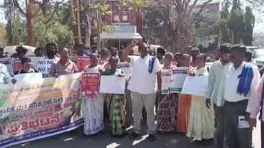 ತುಮಕೂರು: 11 ದಾಖಲೆ ಕಡ್ಡಾಯಕ್ಕೆ ವಿರೋಧ: ಎಸ್ಐಆರ್ ವಿರುದ್ಧ ನಗರದ ಜಿಲ್ಲಾಧಿಕಾರಿ ಕಚೇರಿ ಮುಂದೆ ಪ್ರತಿಭಟನೆ