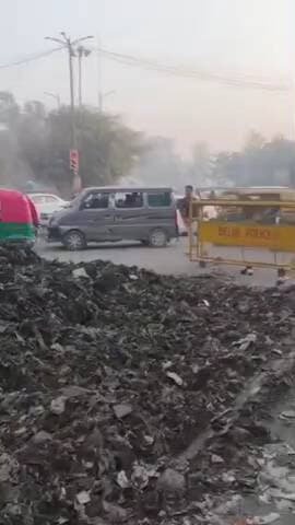 प्रीत विहार: कुलिंदी कुंज मेट्रो स्टेशन के पास कूड़े से लदा ट्रक सड़क पर पलटा