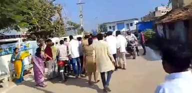 బాన్సువాడ: బాన్సువాడలోని 9వవార్డులో కానిస్టేబుల్ కి బిఆర్ఎస్,బిజెపి అభ్యర్థులకు మధ్య వాగ్వాదం,ఎస్సై వెంకటరావు పరిస్థితి అదుపుచేశారు