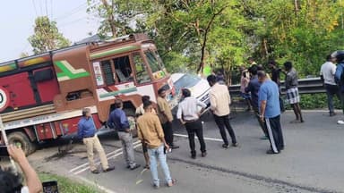 പീരുമേട്: പെരുവന്താനം ചുഴുപ്പിന് സമീപം കാറും ലോറിയും കൂട്ടിയിടിച്ച് അപകടം, രണ്ട് പേർക്ക് പരിക്ക്