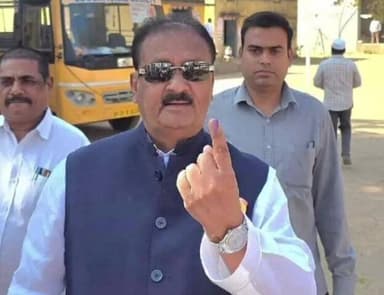 కామారెడ్డి: 151 పోలింగ్ బూత్ లో ఓటుహక్కును వినియోగించుకున్న రాష్ట్ర ప్రభుత్వ సలహాదారు షబీర్ అలీ, జిల్లా యంత్రాంగాన్ని అభినందించారు