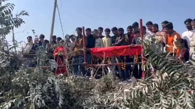 डुमरांव: गोपालडेरा: नाग बाबा के दर्शन को दूर से आ रहीं महिलाएं, दावा- छूने पर भी नहीं काटता सांप, रोज एक समय देते हैं दर्शन