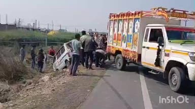 गौरीगंज: गौरीगंज में अनियंत्रित होकर खड्डे में पलटी मारुति वैन, बड़ा हादसा टल गया