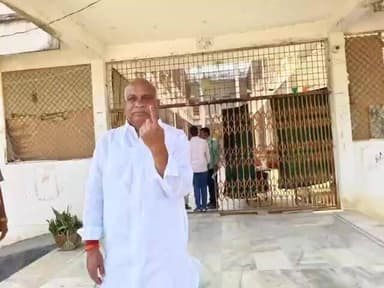 ముధోల్: మున్సిపల్ ఎన్నికల సందర్భంగా భైంసా పట్టణంలోని 20వ పోలింగ్ కేంద్రంలో ఓటు వేసిన ఎమ్మెల్యే పవార్ రామరావ్ పటేల్