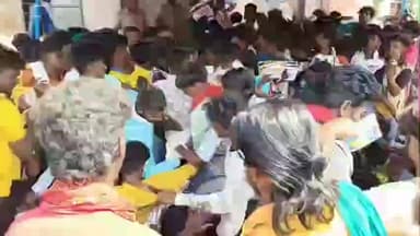 நத்தம்: புகையிலைபட்டி ஜல்லிக்கட்டு போட்டியில் வீரர்கள் பரிசோதனை நிலையத்தில் தள்ளுமுள்ளு - போலீஸார் தடியடி